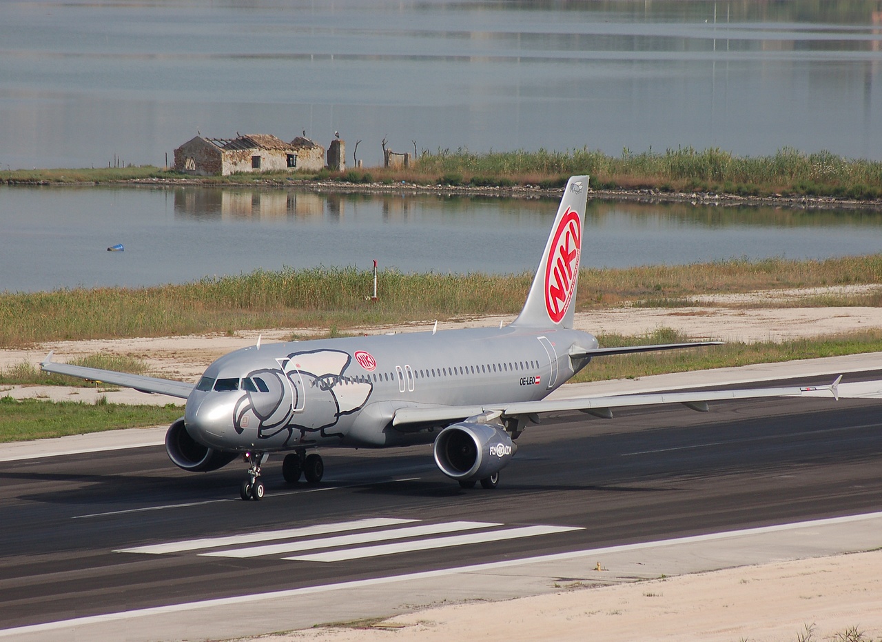 OE-LEO - A320-214 - Niki - CFU - 26-06-2007b