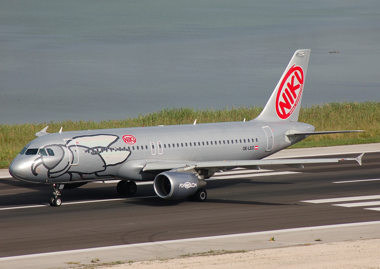 OE-LEO - A320-214 - Niki - CFU - 26-06-2007c