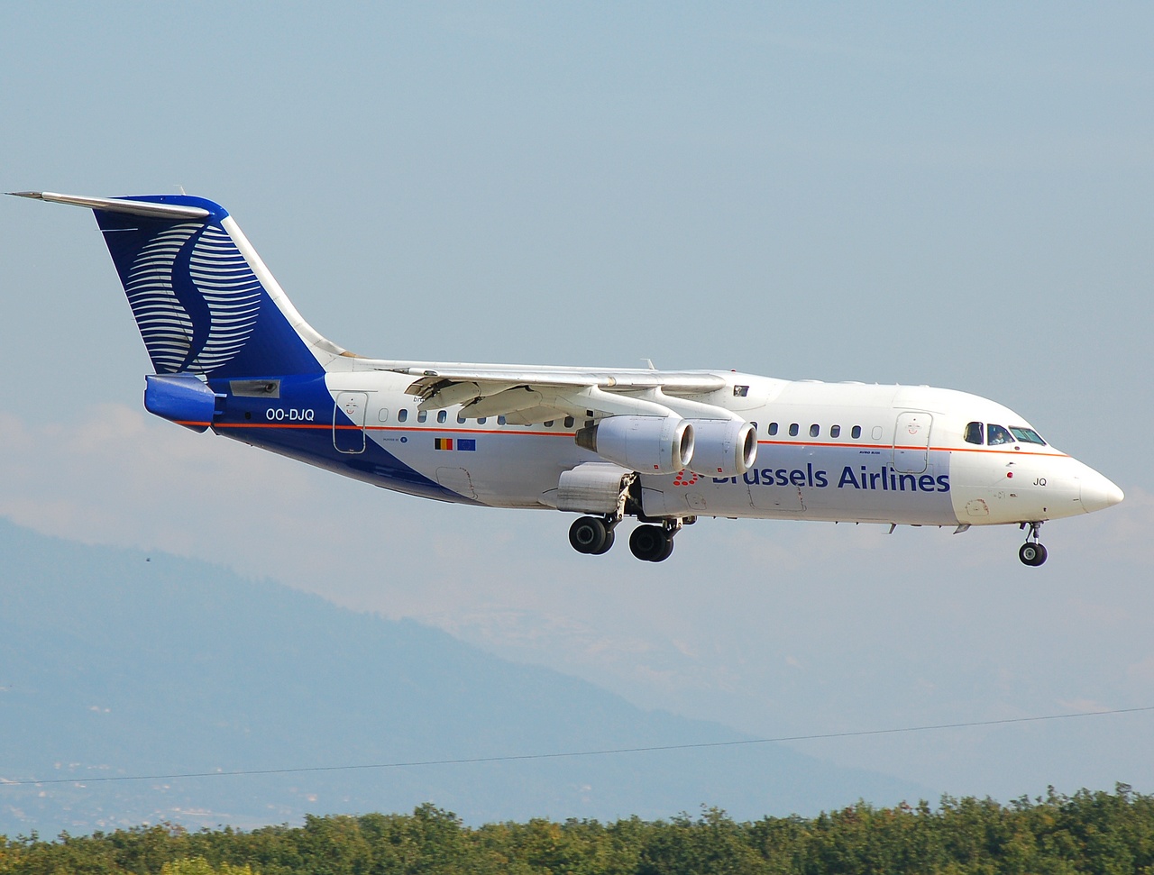 OO-DJQ - RJ85 - Brussels Airlines - GVA - 02-10-2007