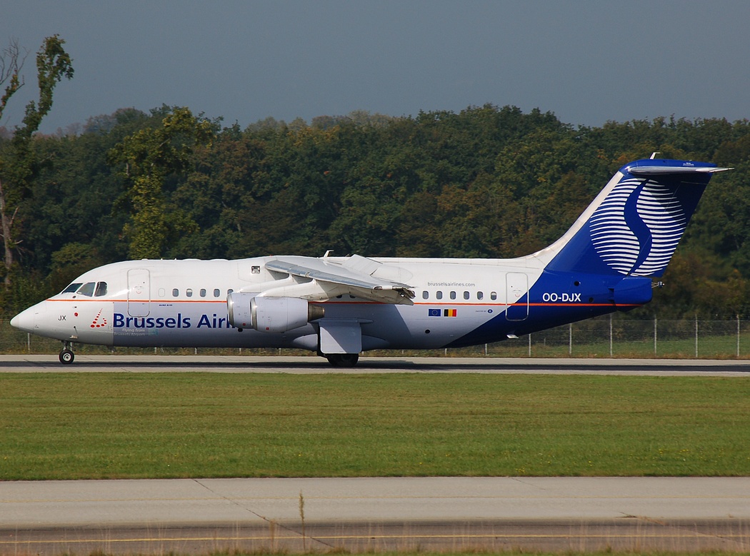 OO-DJX - RJ85 - Brussels Airlines - GVA - 02-10-2007b