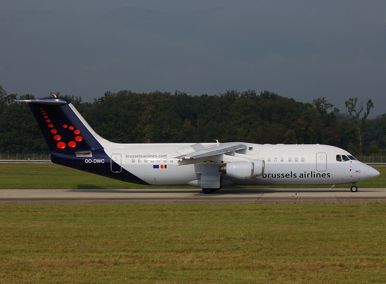 OO-DWC - RJ100 - Brussels Airlines - GVA - 02-10-2007