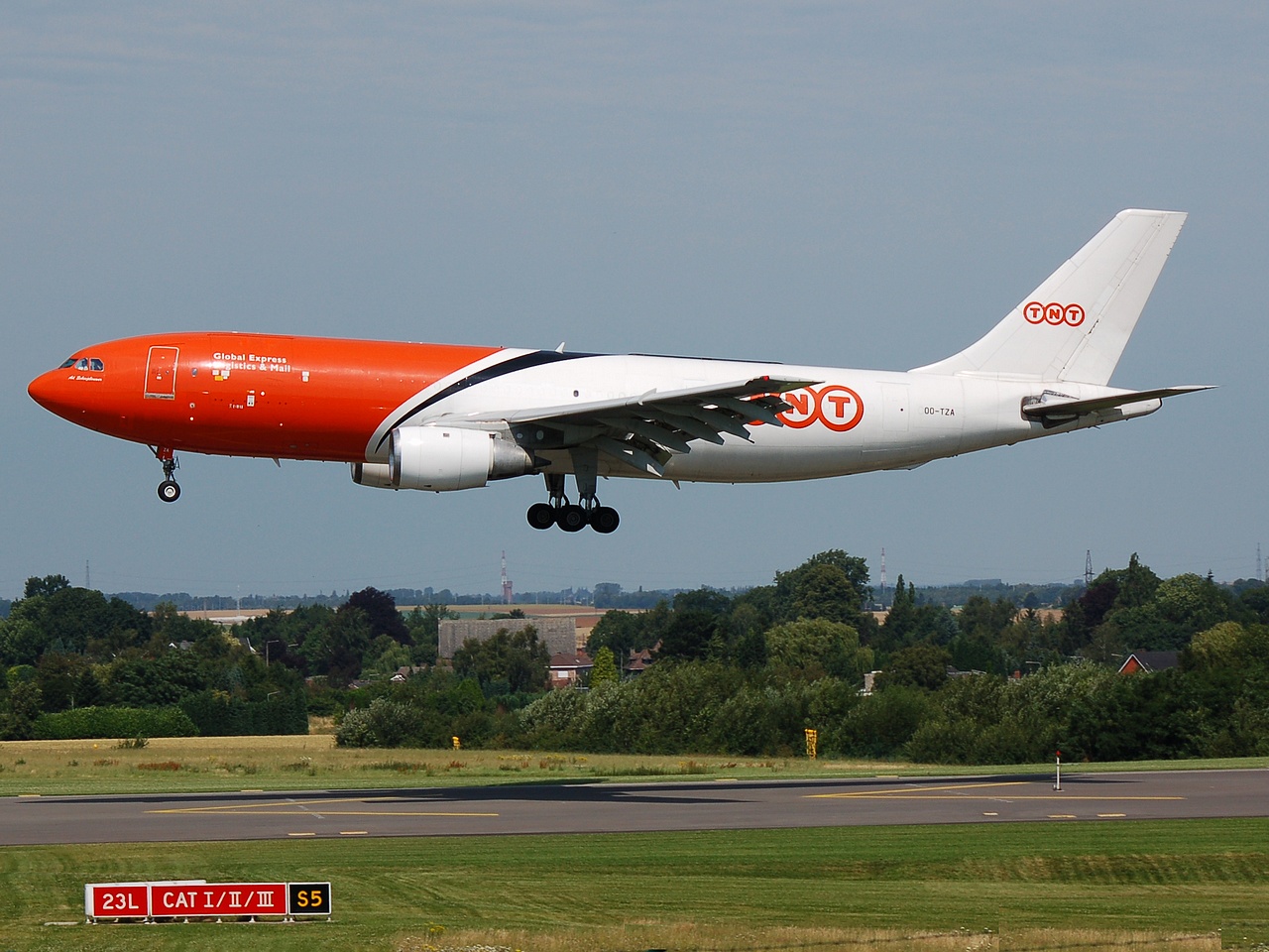 OO-TZA - A300B4-203 - TNT Airways - LGG - 15-07-2007