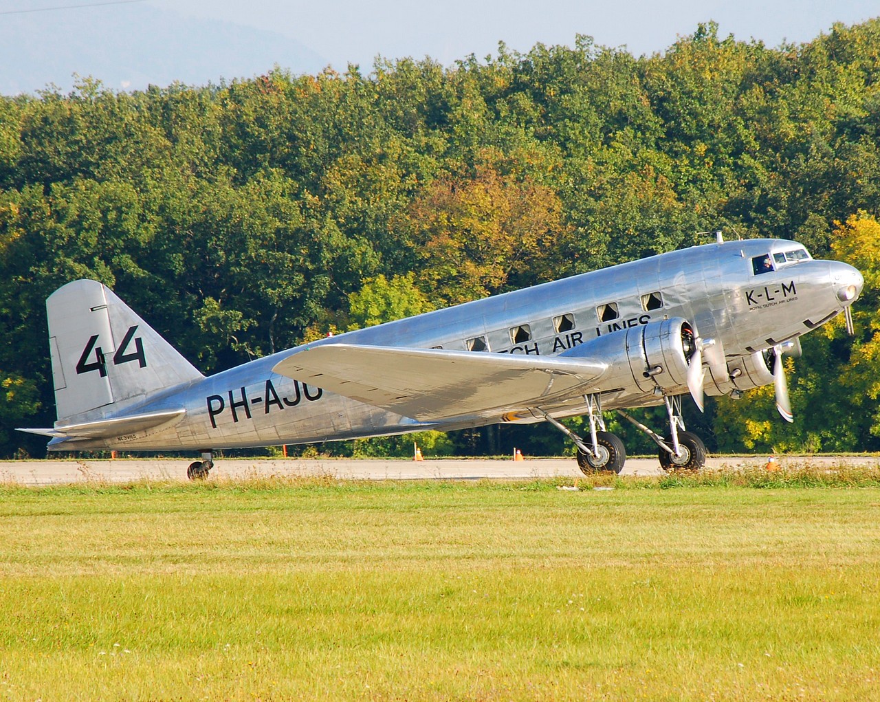 PH-AJO - DC-3 - KLM - GVA - 02-10-2007