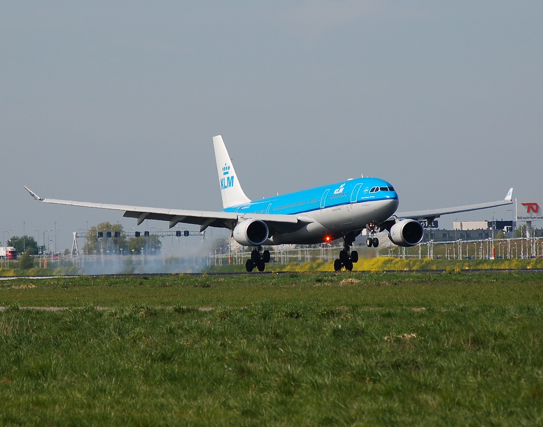 PH-AOE - A330-203 - KLM Royal Dutch Airlines - AMS - 21-04-2007