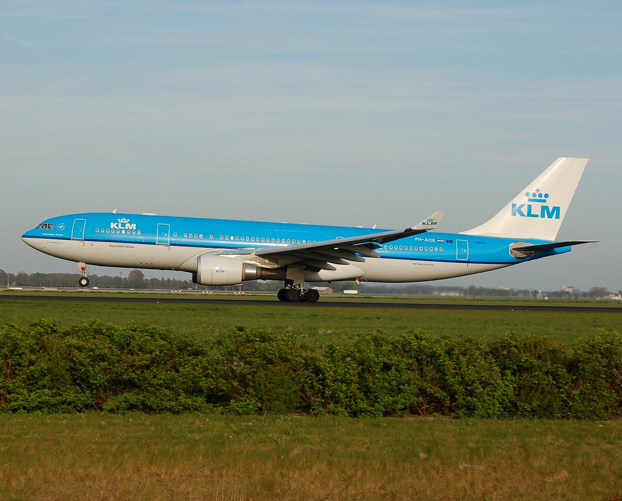 PH-AOE - A330-203 - KLM Royal Dutch Airlines - AMS - 21-04-2007b