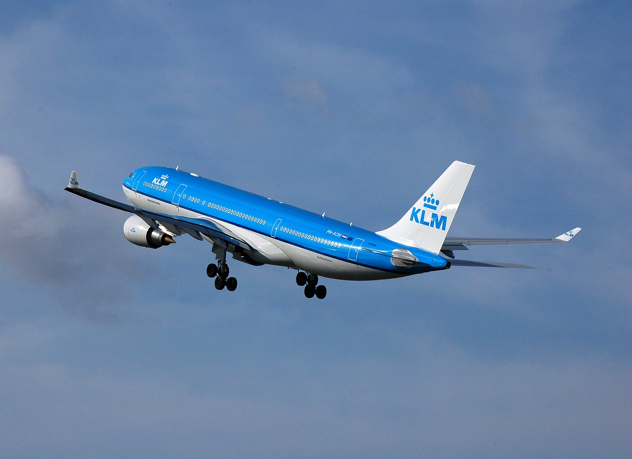 PH-AOH - A330-203 - KLM Royal Dutch Airlines - AMS - 10-03-2007b