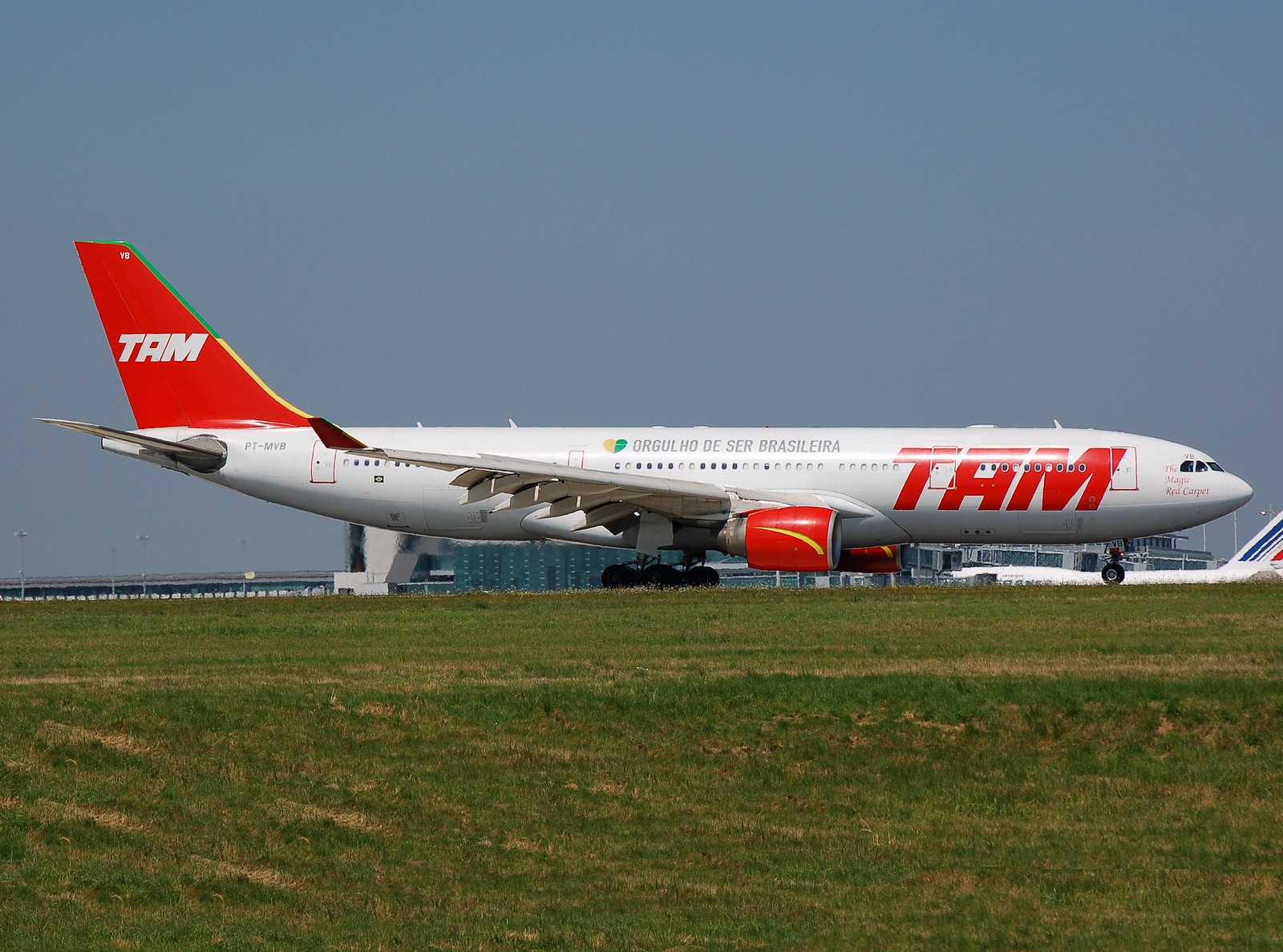 PT-MVB - A330-223 - TAM Linhas Aereas - CDG - 04-08-2007