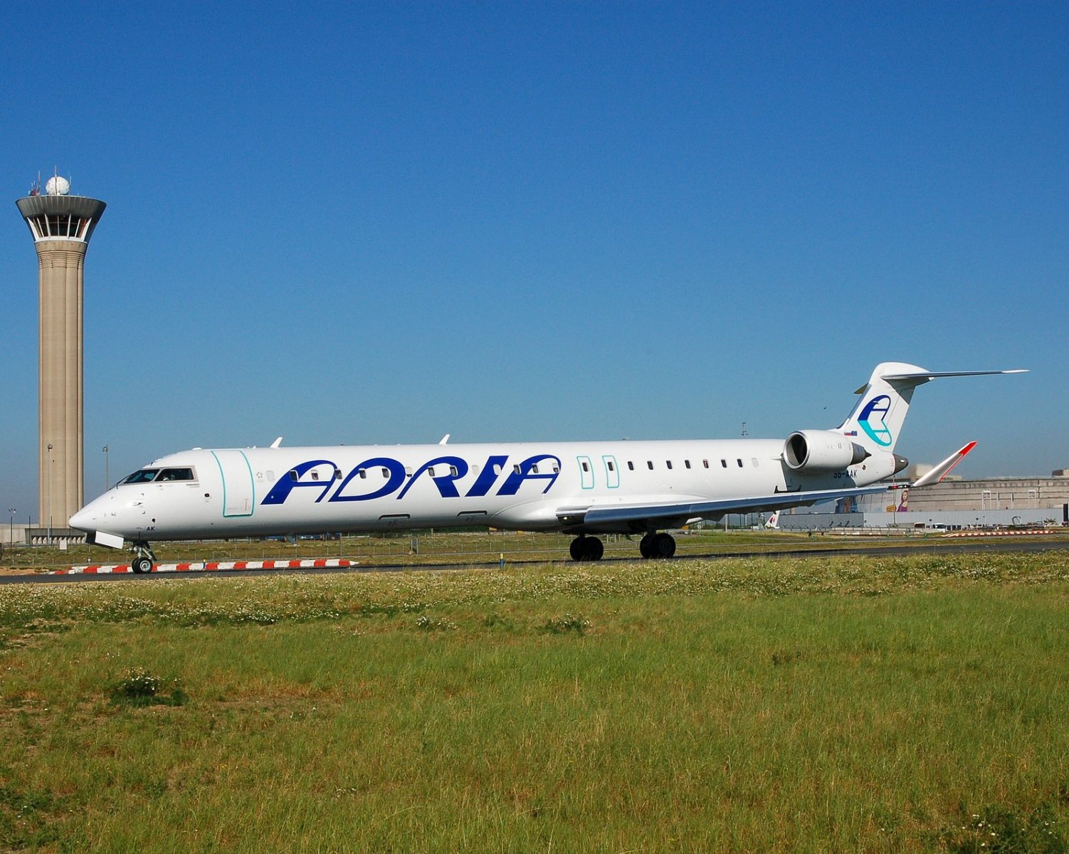 S5-AAK - CRJ-900LR - Adria Airways - CDG - 05-08-2007