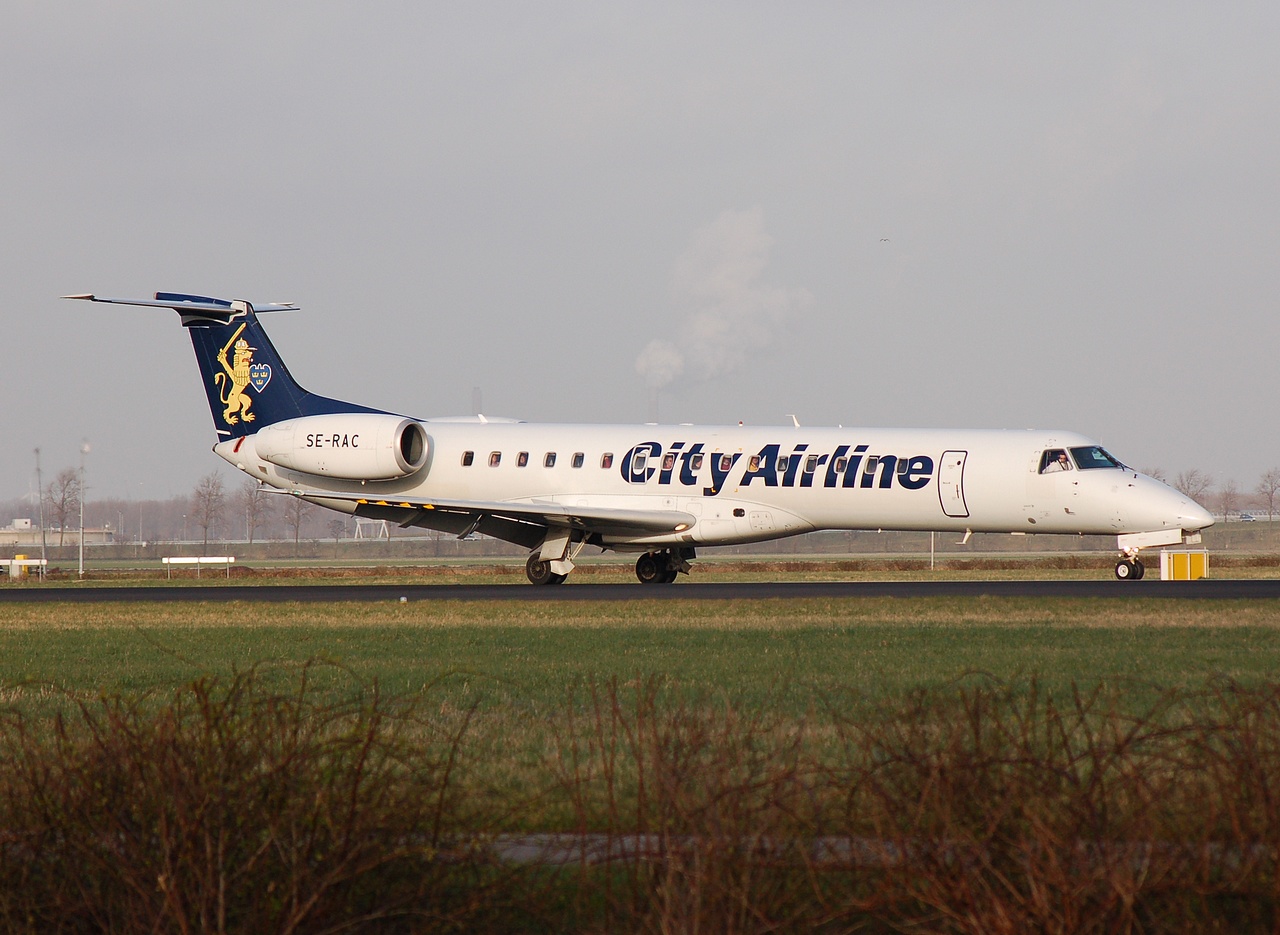 SE-RAC - ERJ-145LR - City Airline - AMS - 10-03-2007b