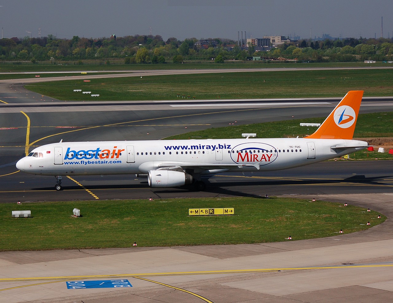 TC-TUC - A321-131 - Best Air - DUS - 14-04-2007b
