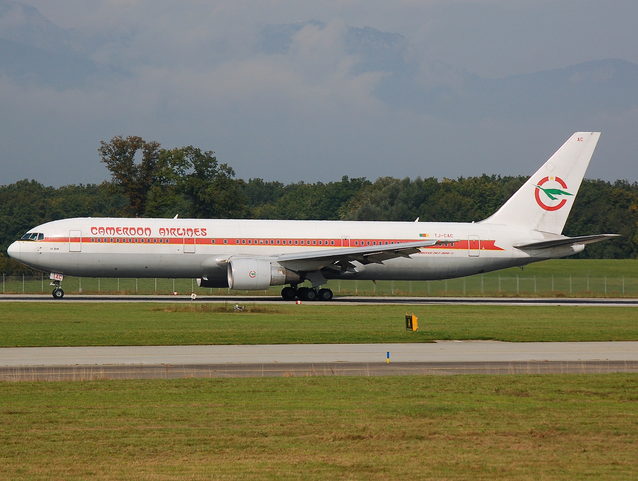 TJ-CAC - 767-33AER - Cameroon Airlines - GVA - 02-10-2007b
