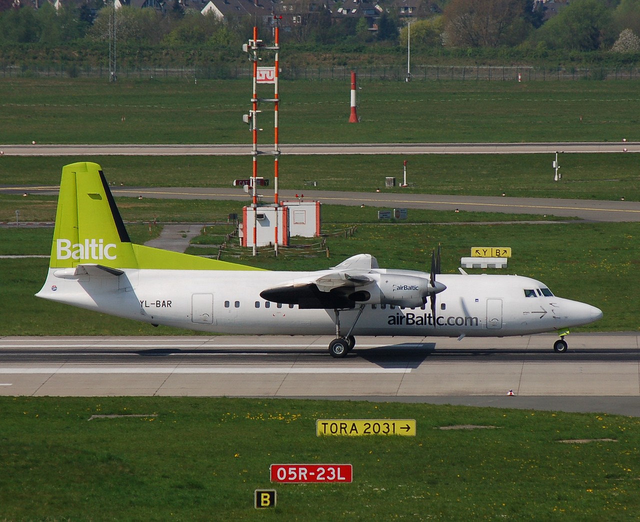 YL-BAR - Fokker 50 - Air Baltic - DUS - 14-04-2007b