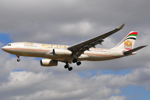 A6-EYP - A330-243 - Etihad Airways - LHR - 27-08-2007