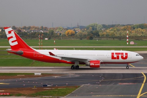 D-ALPD - A330-223 - LTU International Airways - DUS - 05-10-2007b