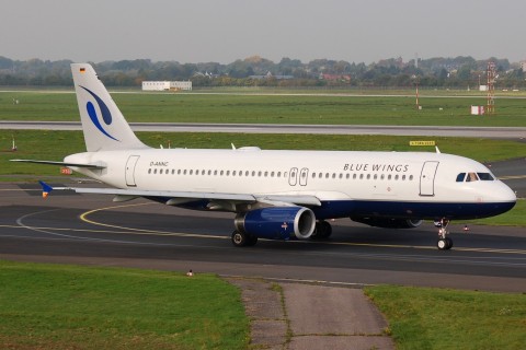 D-ANNC - A320-232 - Blue Wings - DUS - 05-10-2007b