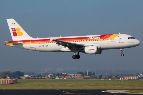 EC-HQM - A320-214 - Iberia - BRU - 06-10-2007