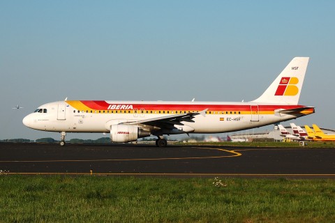 EC-HSF - A320-214 - Iberia - BRU - 01-05-2007