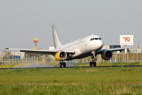 EC-JNB - A320-214 - Vueling - AMS - 21-04-2007