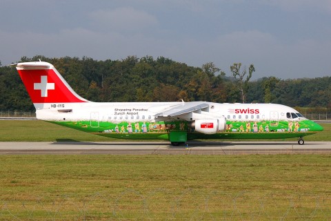 HB-IYS - RJ100 - Swiss - GVA - 02-10-2007b