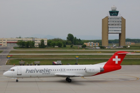 HB-JVC - Fokker 100 - Helvetic Airways - BUD - 03-05-2007b