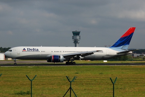 N169DZ - 767-332(ER) - Delta Air Lines - BRU - 11-08-2007