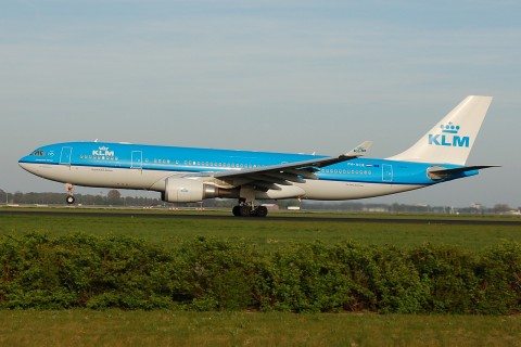 PH-AOE - A330-203 - KLM Royal Dutch Airlines - AMS - 21-04-2007b