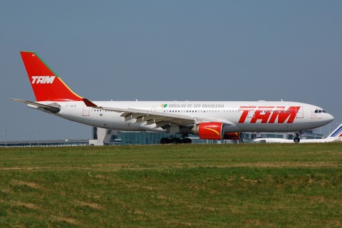 PT-MVB - A330-223 - TAM Linhas Aereas - CDG - 04-08-2007