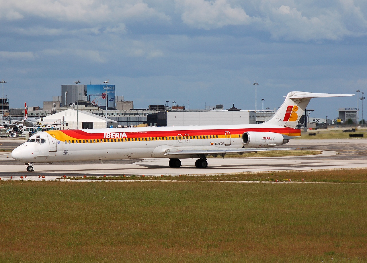 EC-FGM - MD-88 - Iberia - LIS - 29-05-2008