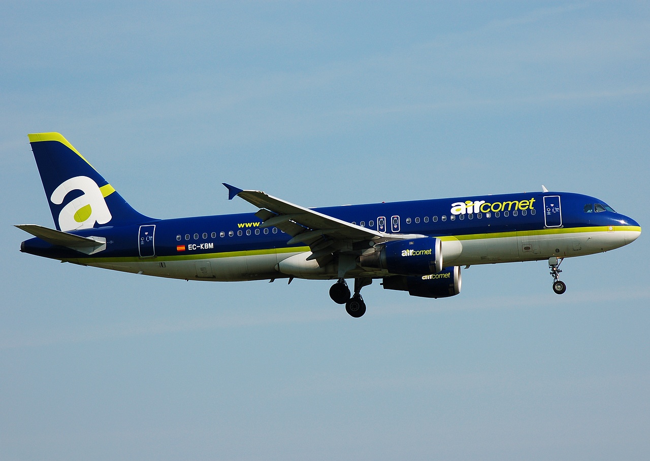EC-KBM - A320-211 - Air Comet - LGW - 13-05-2008