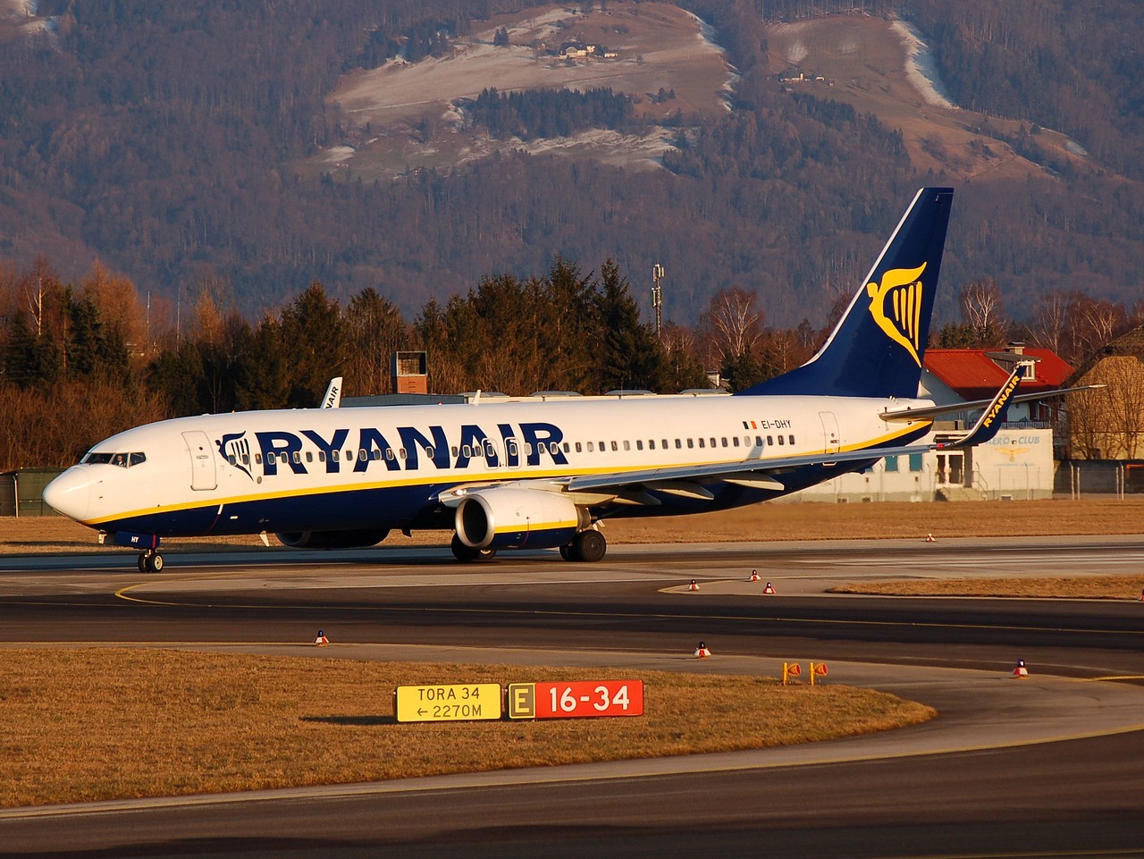 EI-DHY - 737-8AS(WL) - Ryanair - SZG - 16-02-2008