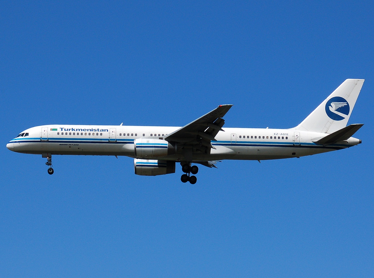 EZ-A012 - 757-22K - Turkmenistan Airlines - LHR - 12-07-2008