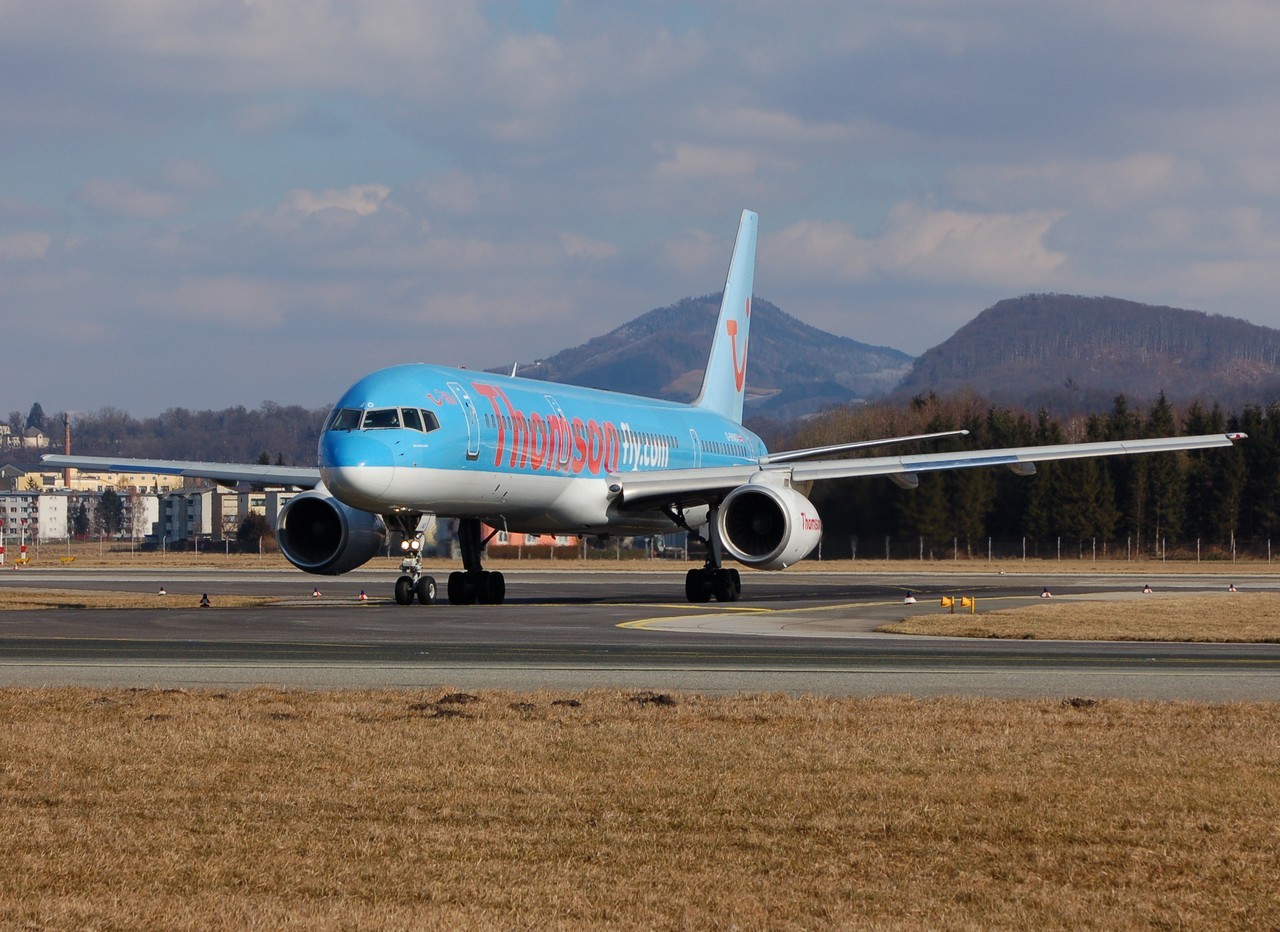 G-BYAO - 757-204 - Thomsonfly - SZG - 16-02-2008a