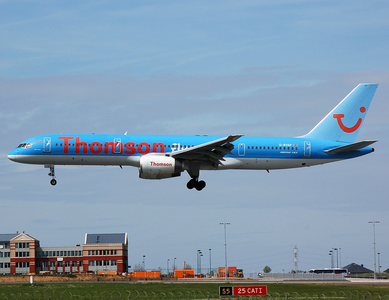 G-BYAP - 757-204 - Thomsonfly - CRL - 26-04-2008