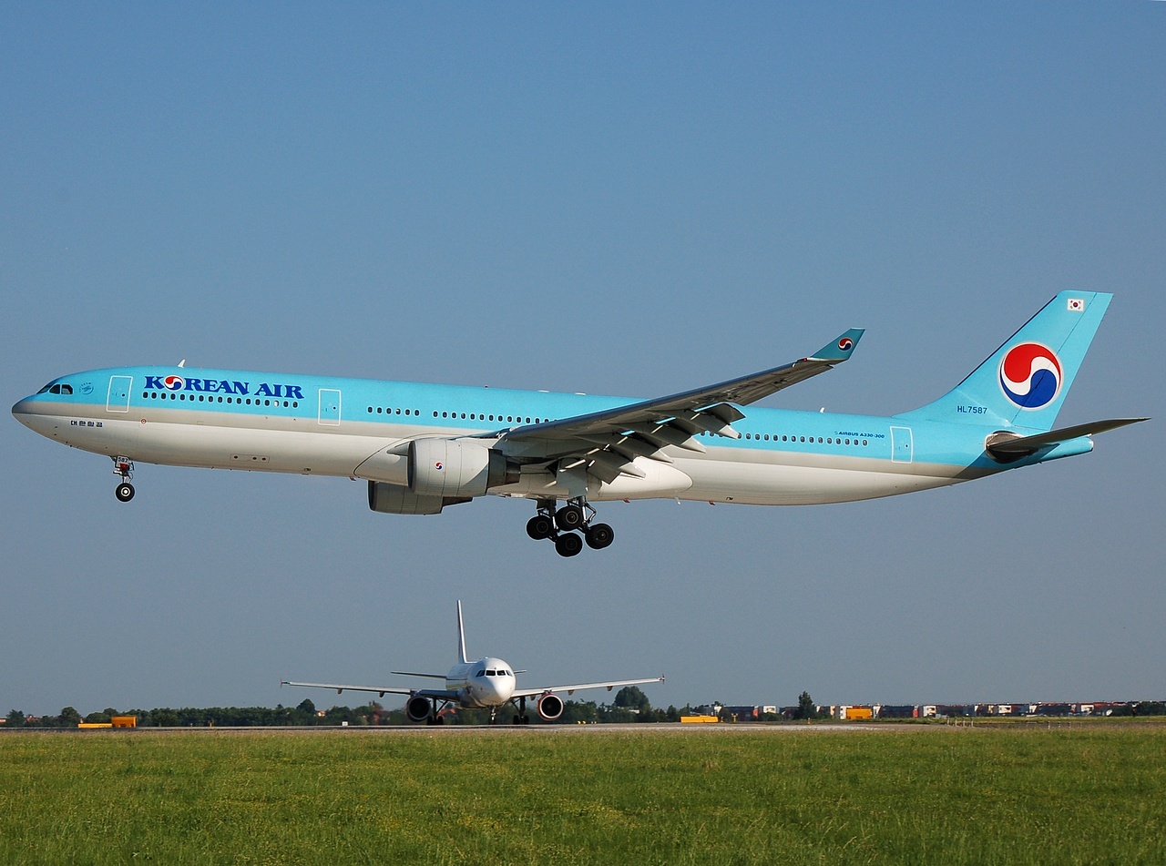 HL7587 - A330-323 - Korean Air Lines - PRG - 01-07-2008