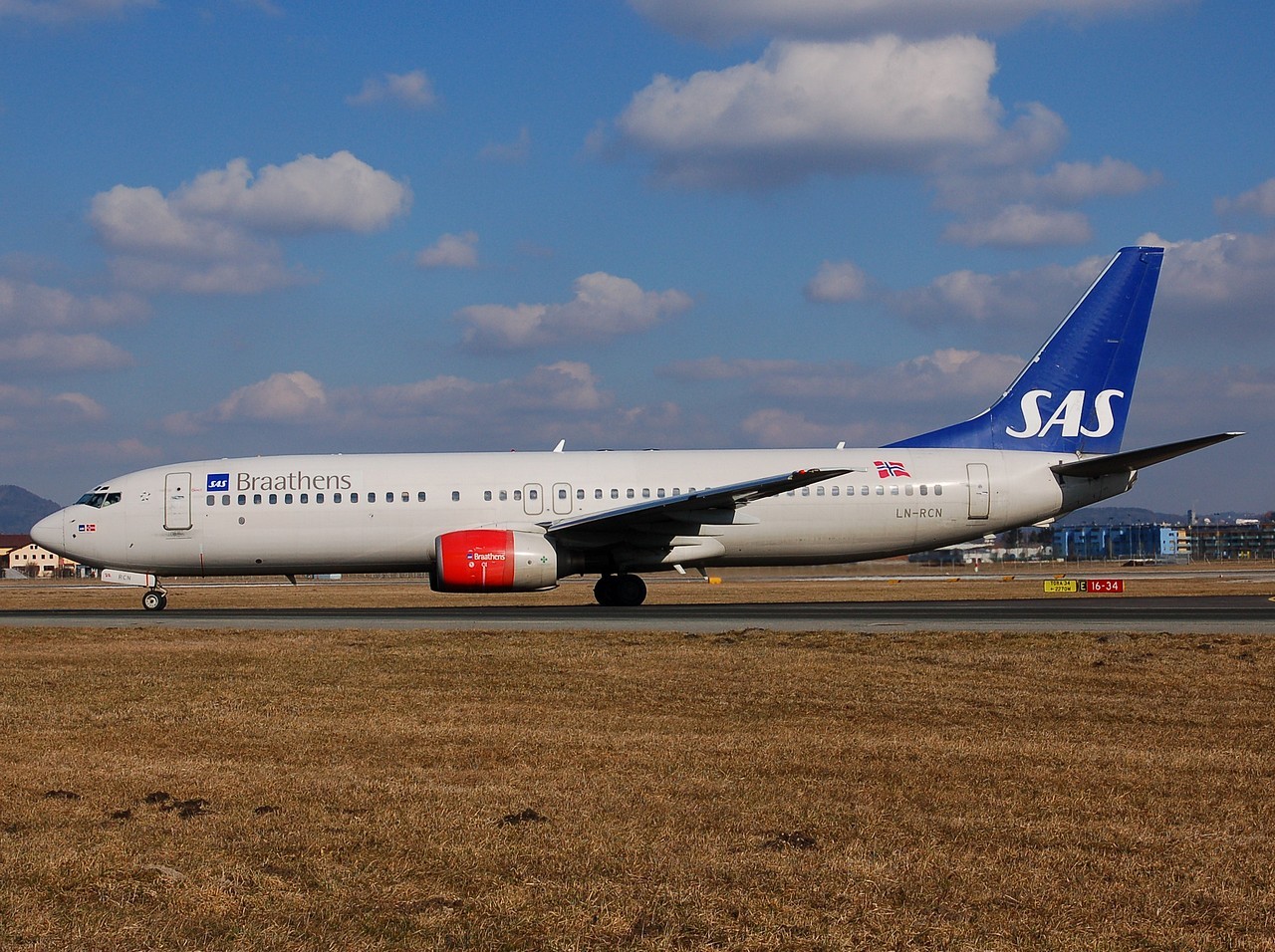 LN-RCN - 737-883 - SAS Norge - SZG - 16-02-2008