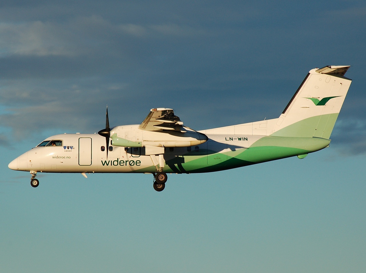 LN-WIN - DHC-8-103B - Wideroe - OSL - 24-06-2008