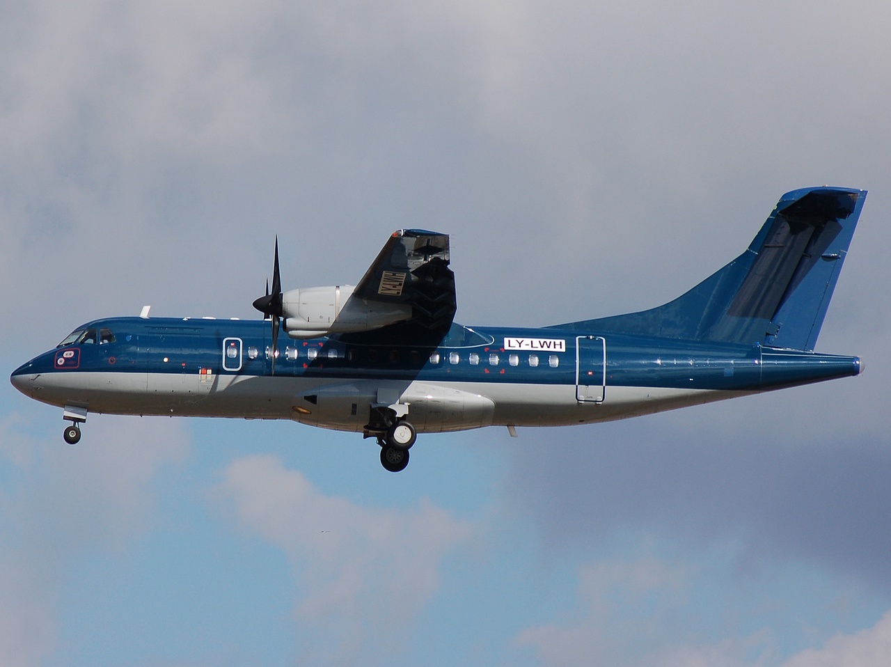 LY-LWH - ATR 42-300 - DOT LT - CPH - 20-06-2008