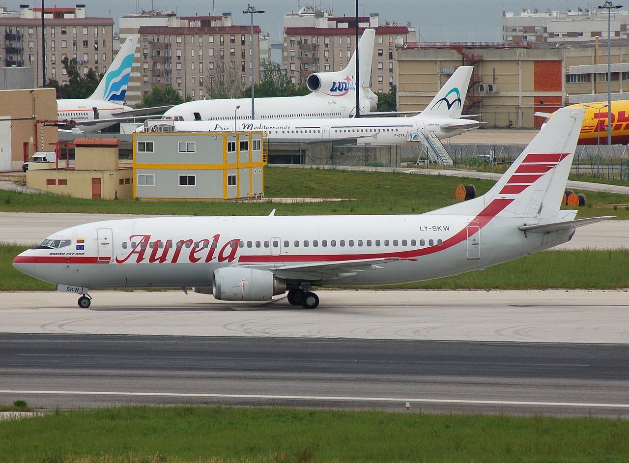 LY-SKW - 737-382 - Aurela - LIS - 28-05-2008