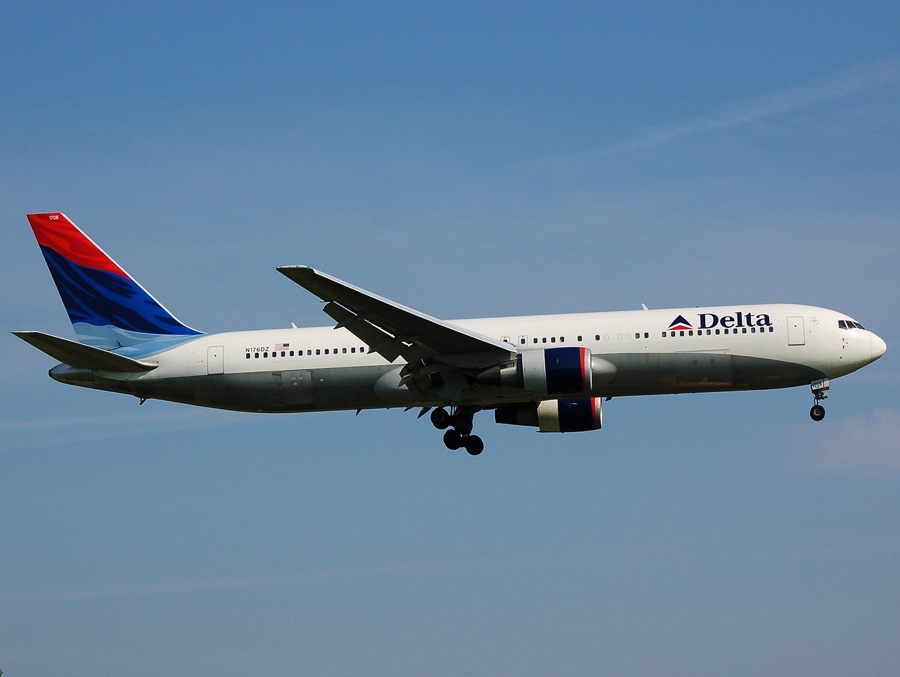 N176DZ - 767-332(ER) - Delta Air Lines - LGW - 13-05-2008