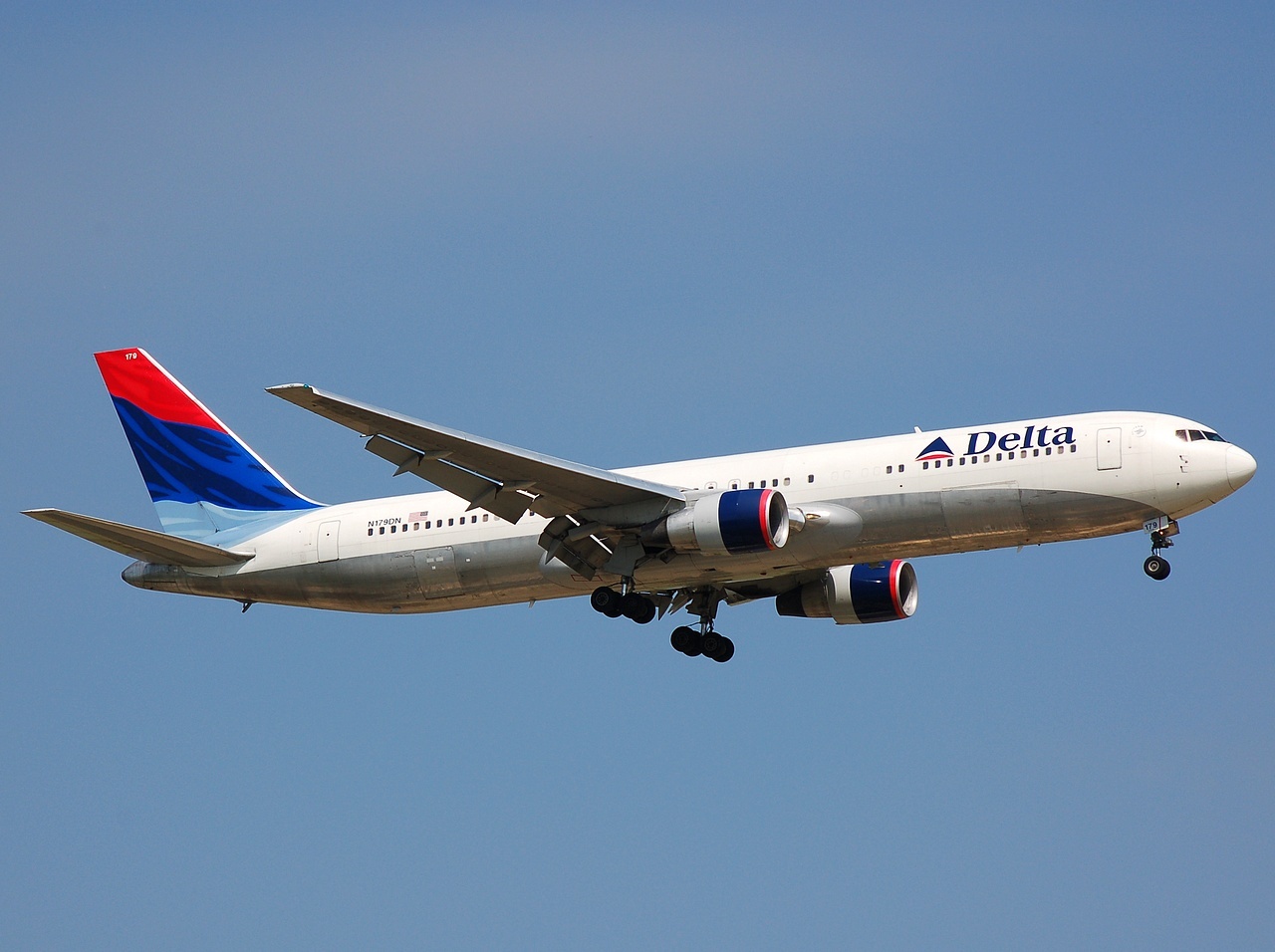 N179DN - 767-332(ER) - Delta Air Lines - PRG - 01-07-2008