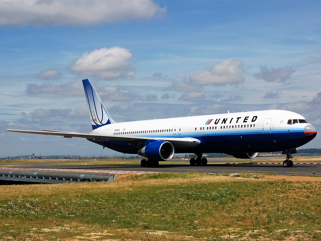 N661UA - 767-322(ER) - United Airlines - CDG - 09-07-2008