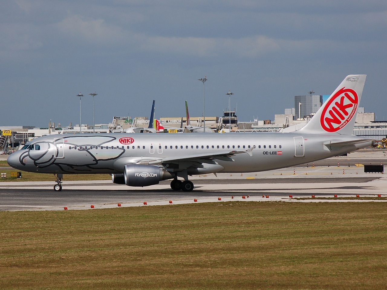 OE-LEE - A320-214 - Niki - LIS - 30-05-2008