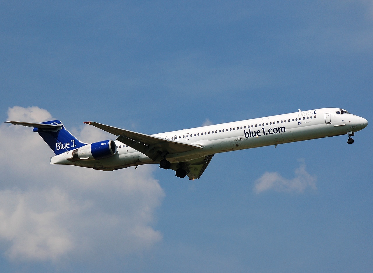 OH-BLU - MD-90-30 - Blue 1 - LHR - 12-05-2008