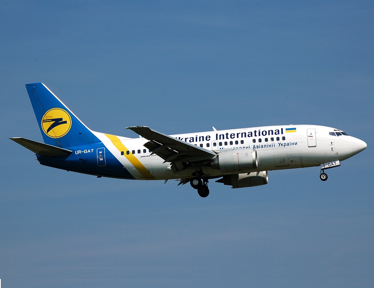 UR-GAT - 737-528 - Ukraine International Airlines - LGW - 13-05-2008