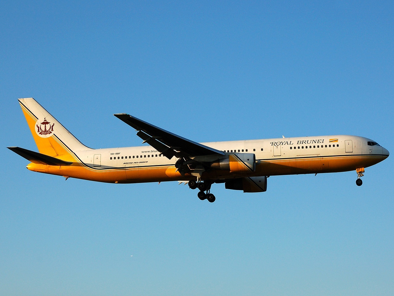 V8-RBF - 767-33A(ER) - Royal Brunei Airlines - LHR - 12-07-2008