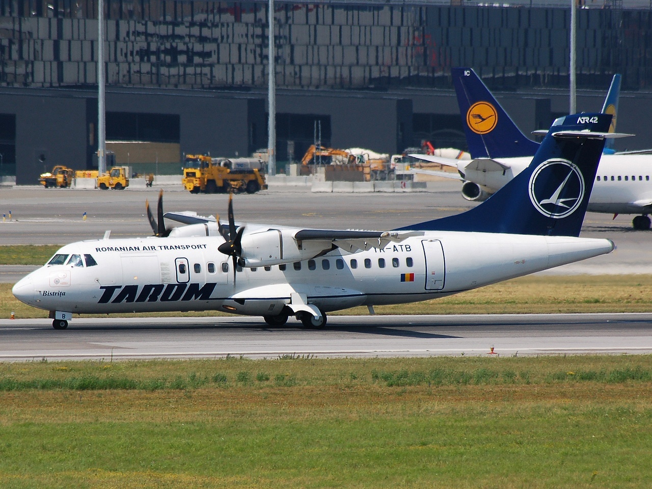 YR-ATB - ATR 42-500 - Tarom - VIE - 03-07-2008