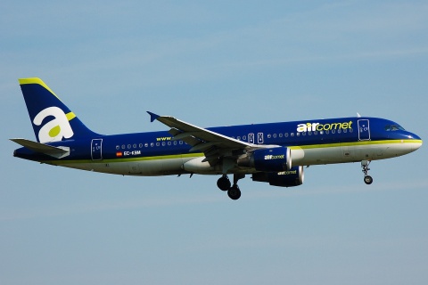 EC-KBM - A320-211 - Air Comet - LGW - 13-05-2008