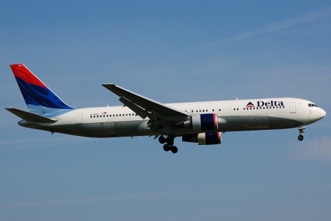 N176DZ - 767-332(ER) - Delta Air Lines - LGW - 13-05-2008
