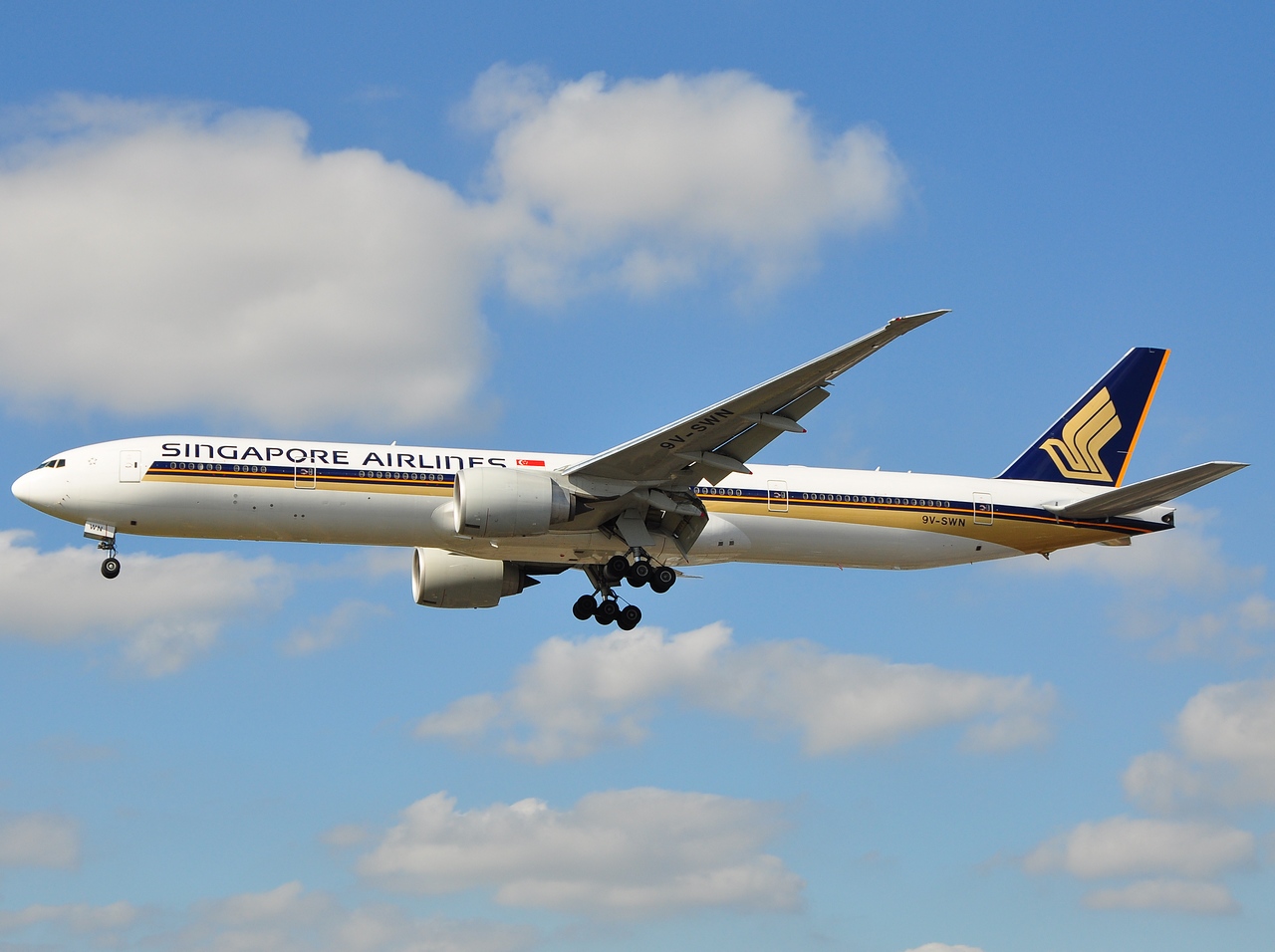 9V-SWN - 777-312(ER) - Singapore Airlines - LHR - 27-08-2009
