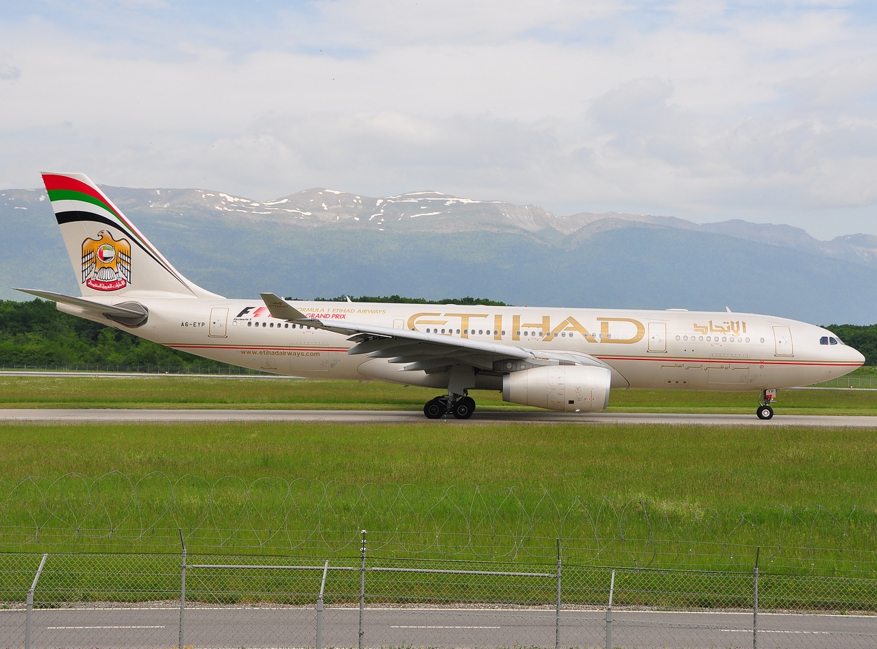 A6-EYP - A330-243 - Etihad Airways - GVA - 12-05-2009